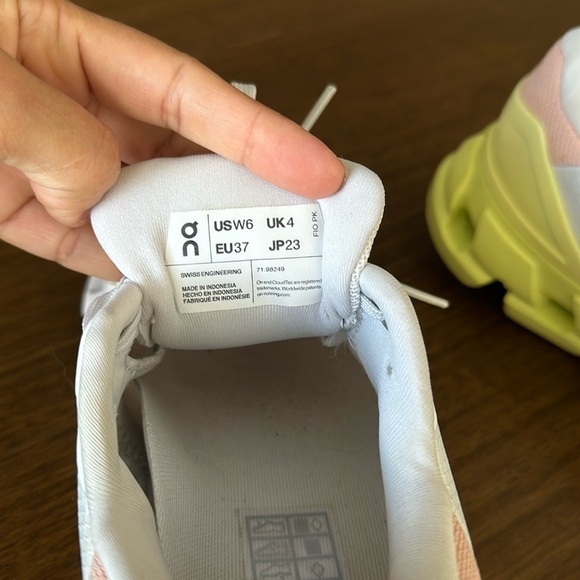 On and cloud - Picture 6 of 7